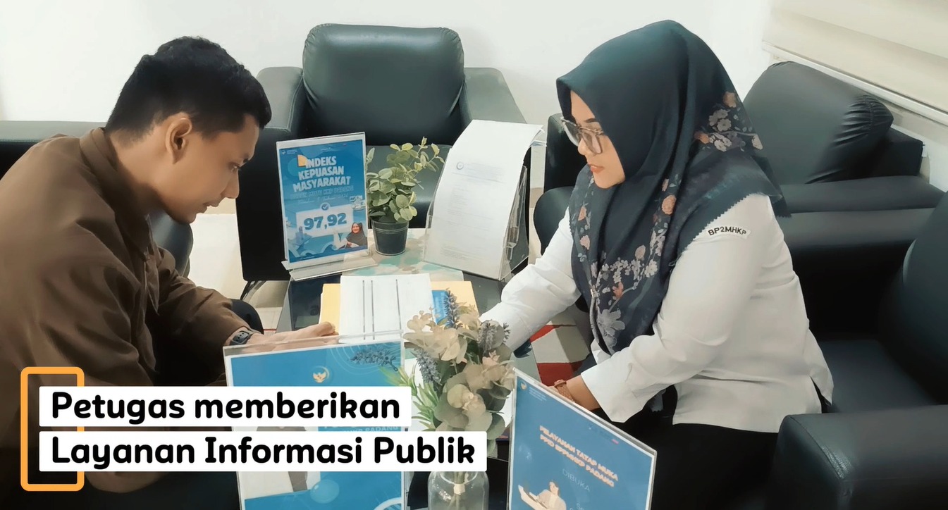 Video petugas layanan informasi saat memberikan pelayanan