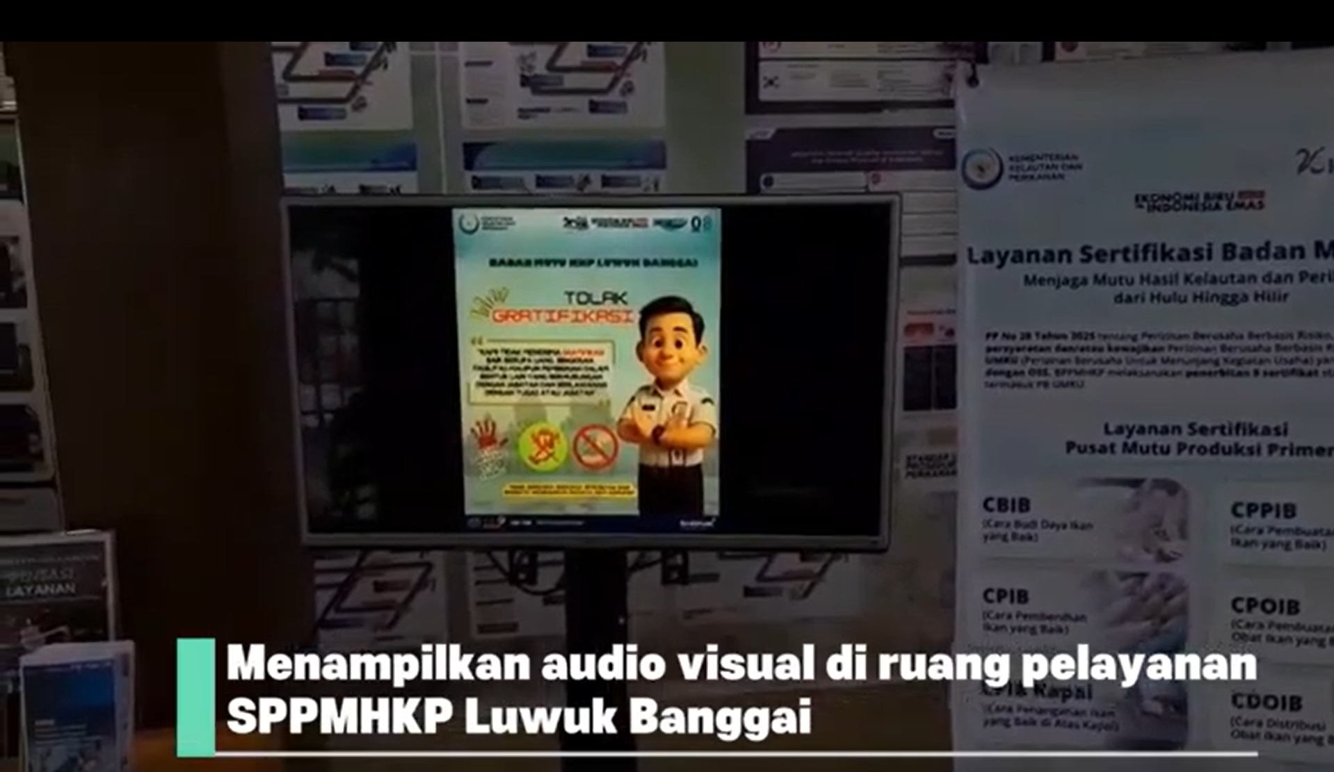 Menampilkan Audio visual di ruang pelayanan SPPMHKP Luwuk Banggai
