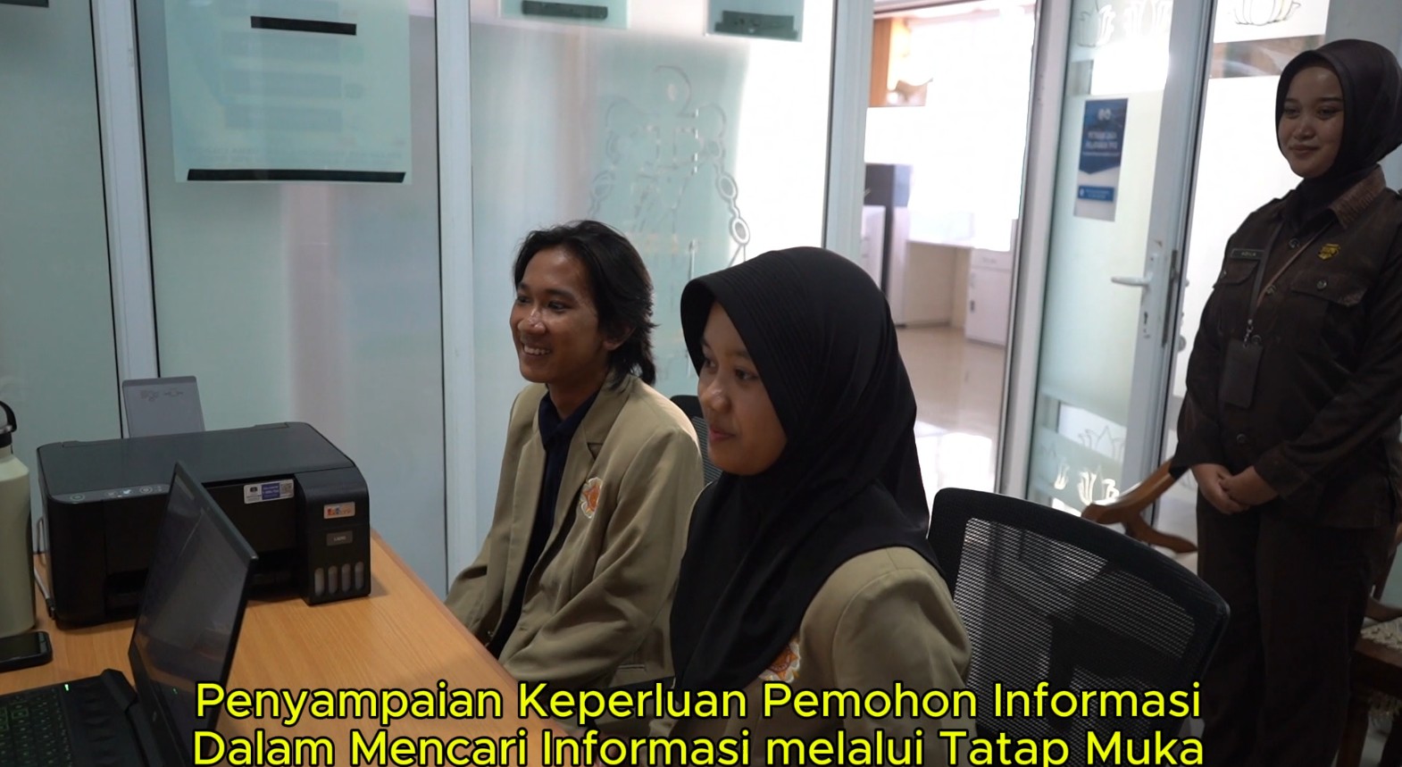 Petugas Pelayanan Informasi bertugas memberikan pelayanan