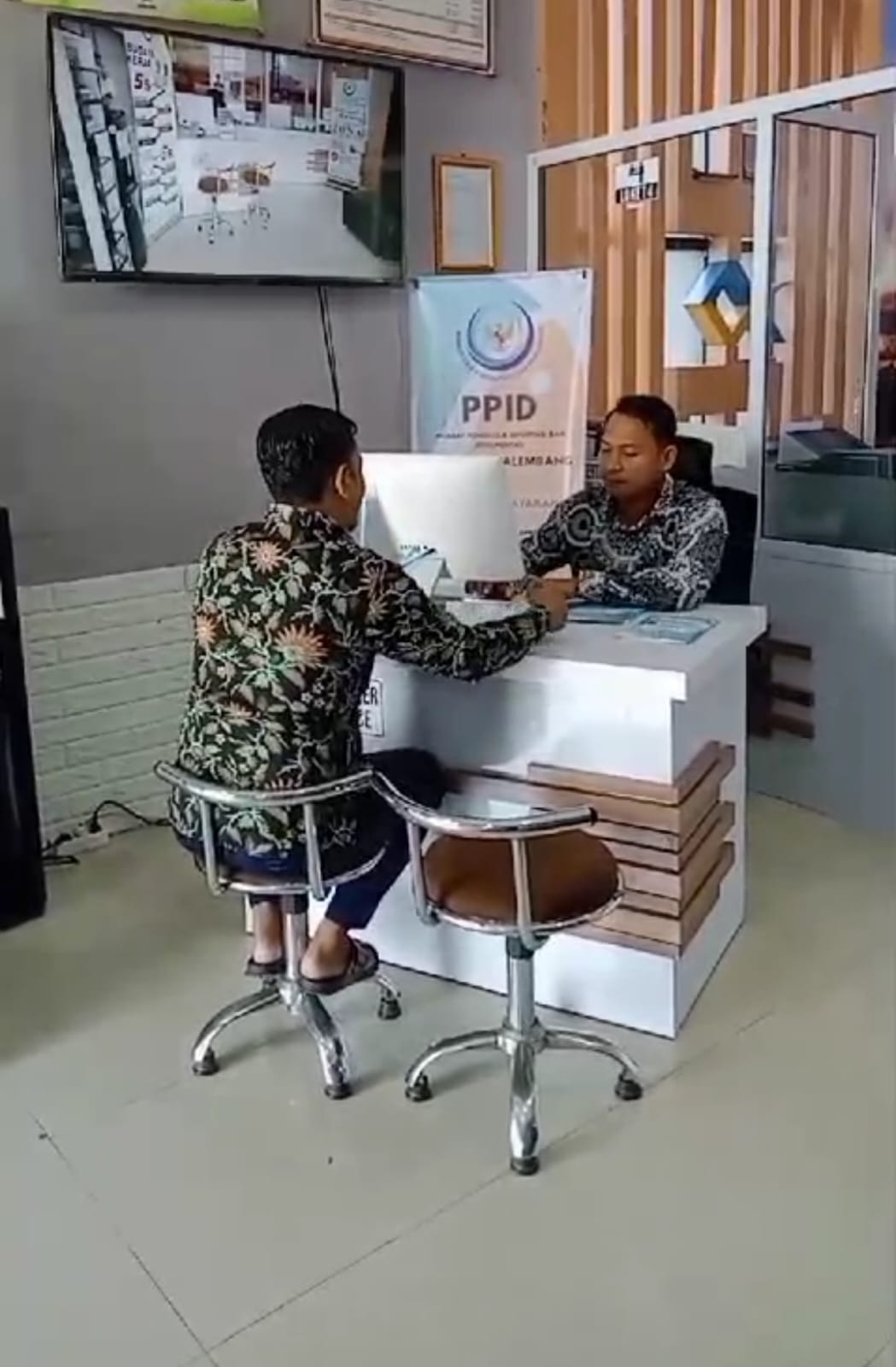 Petugas PPID menerima permohonan informasi publik