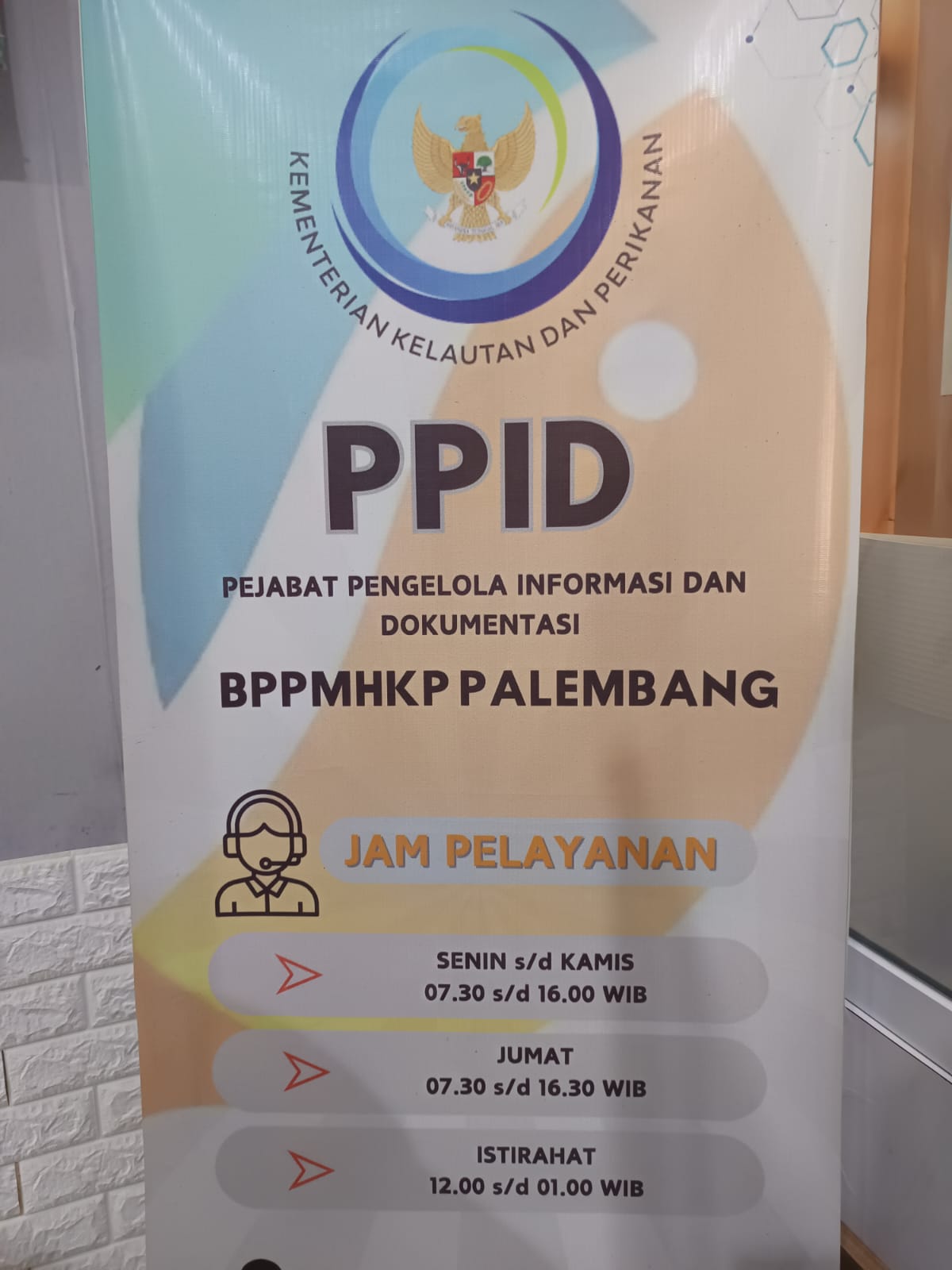 Petugas PPID menerima permohonan informasi publik 2025