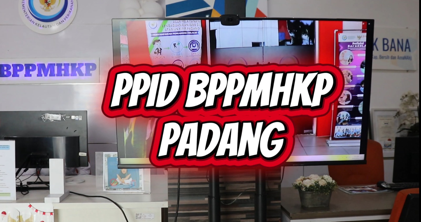 Audio visual yang menayangkan layanan informasi publik/papan informasi elektronik/lainnya