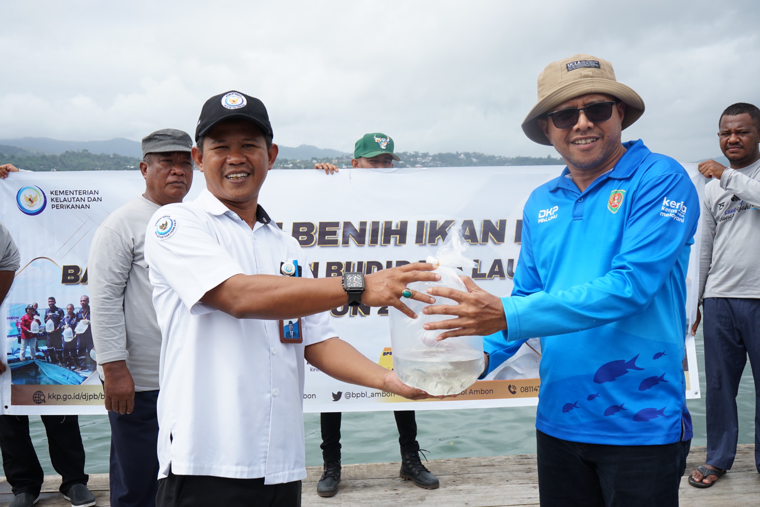 Pemberian bantuan benih ikan kakap putih, di acara bulan cinta laut 2024
