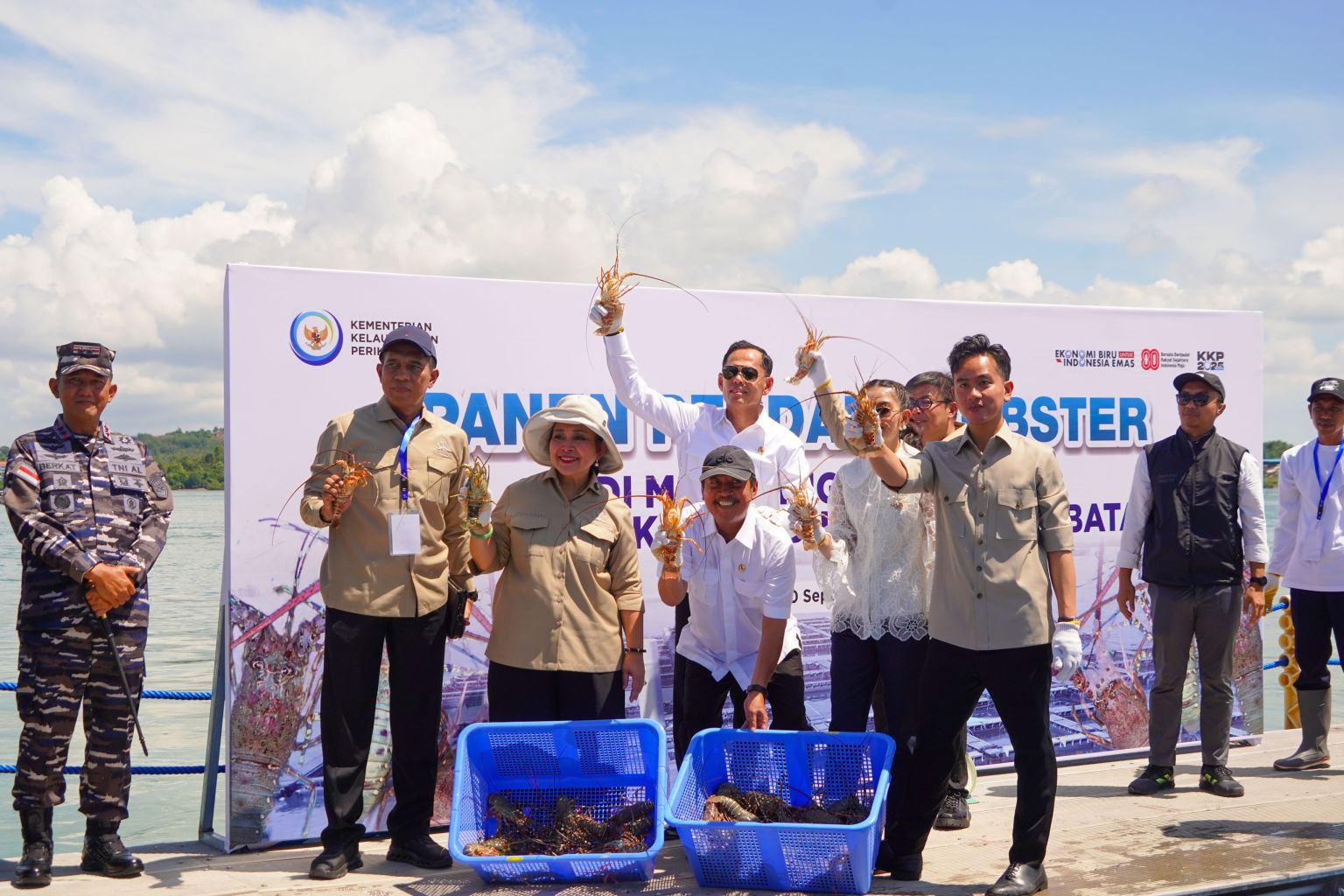 Panen Perdana Lobster di Modeling Budi Daya Balai Perikanan Budidaya Laut Batam bersama Wakil Presiden RI