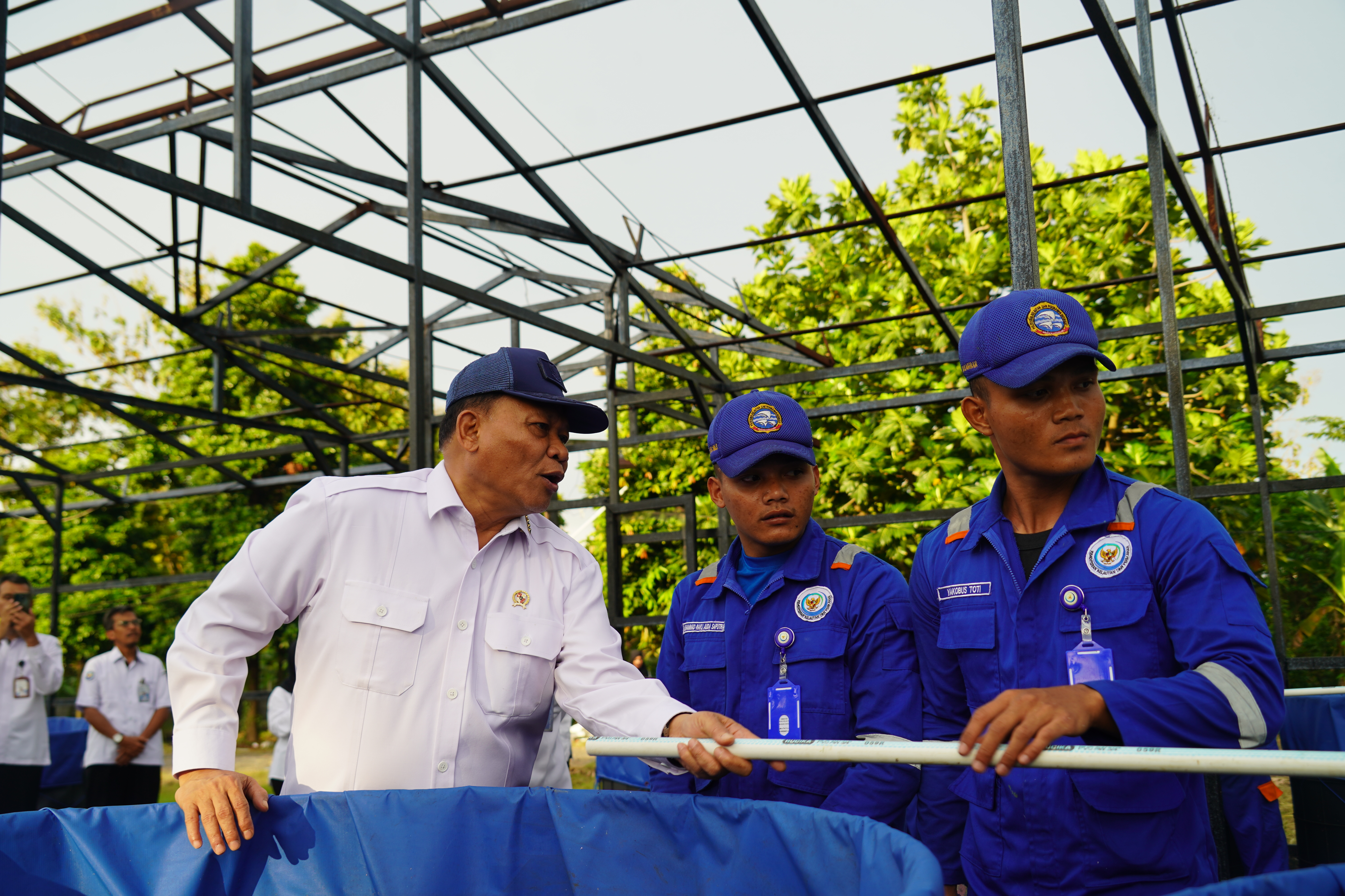 Wamen KKP berdialog dengan taruna terkait instalasi kolam bundar untuk budidaya ikan sistem Ras