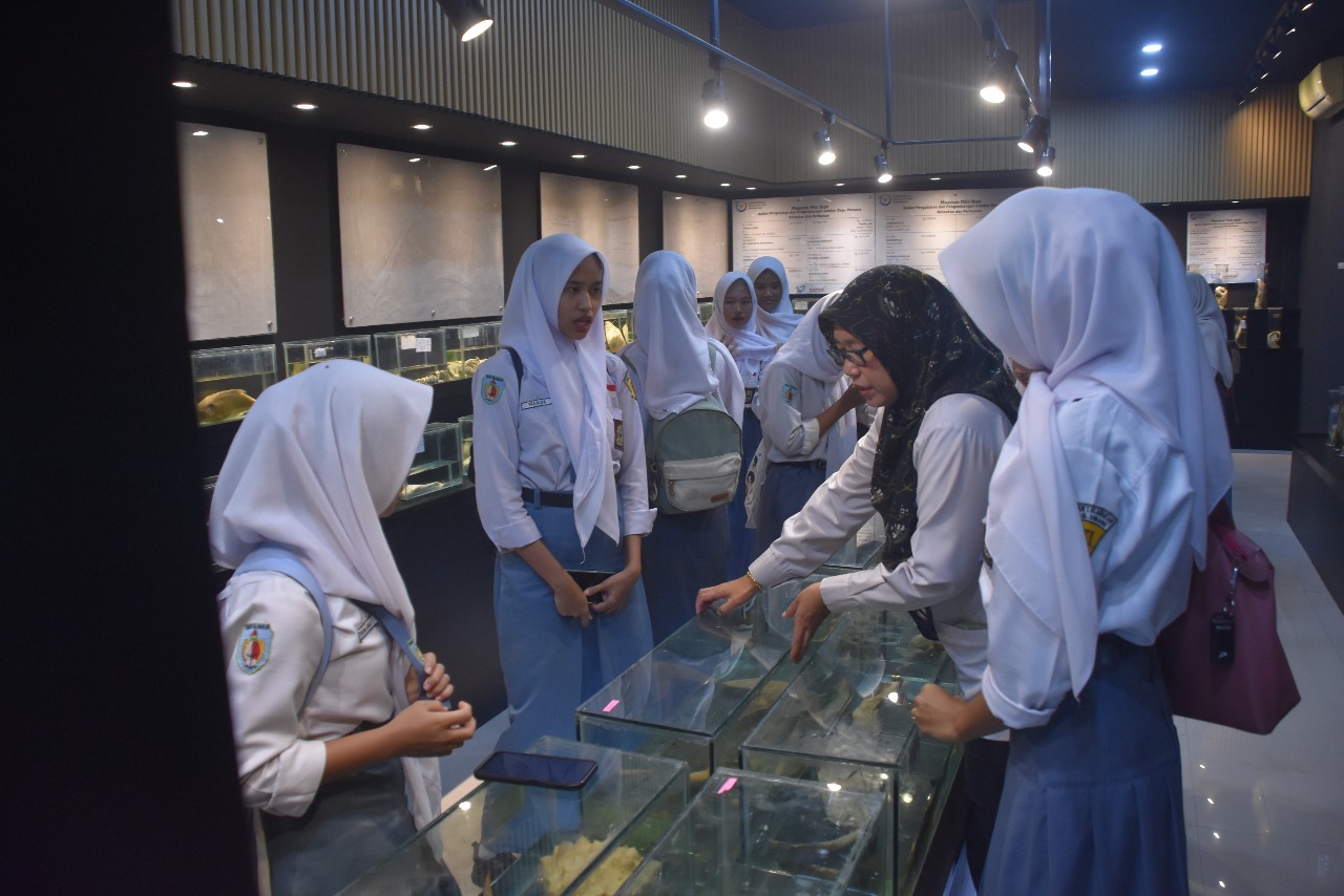 Dari Kelas Ke Kolam, Praktik Biologi SMA Negeri 1 Blanakan di BRPI
