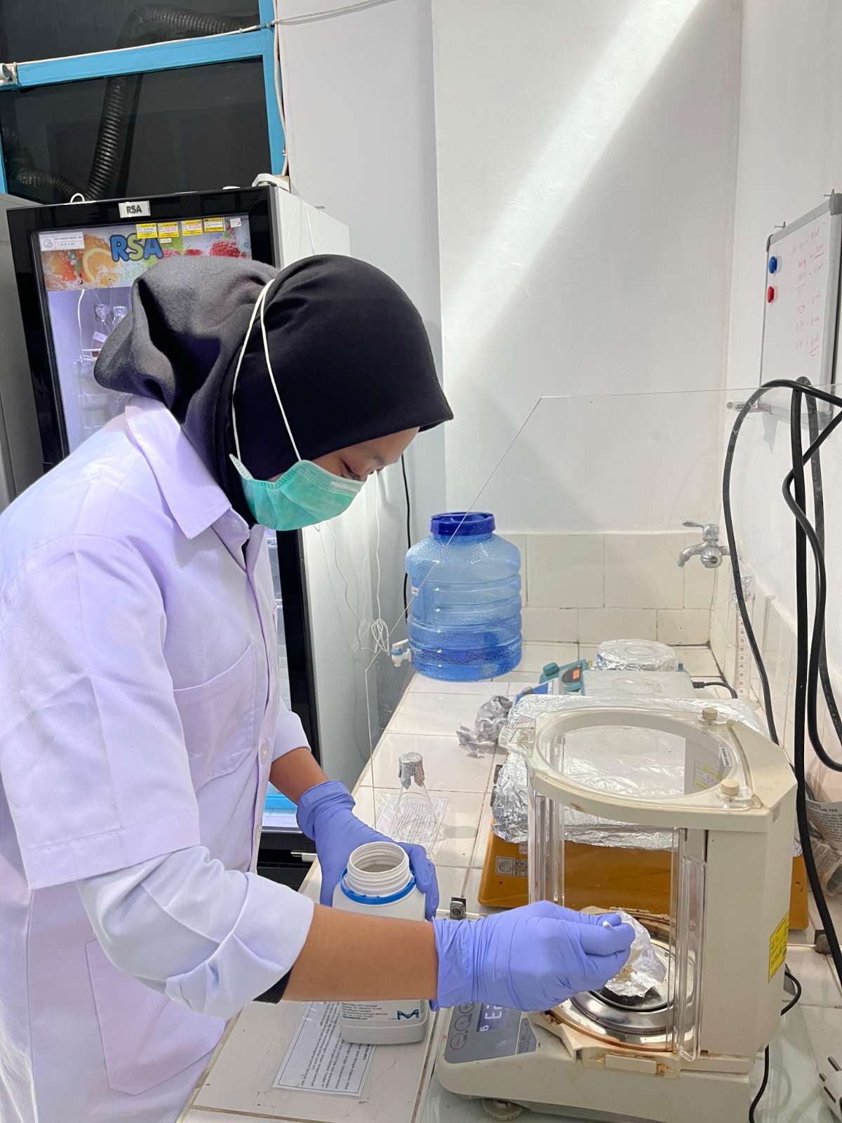 Pembuatan Media di Laboratorium BPPMHKP Jayapura