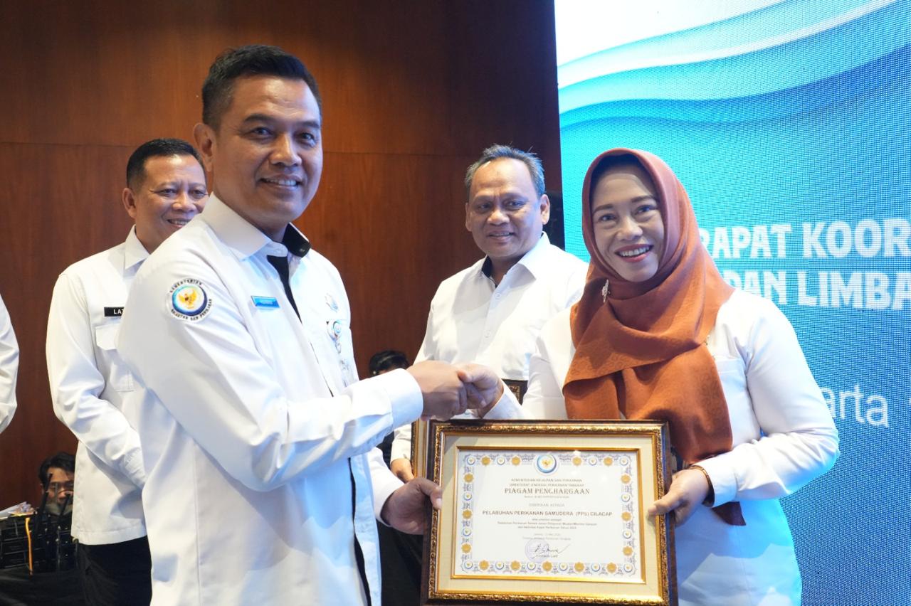 PPS Cilacap Menrima Piagam Penghargaan atas Partisipasi Aktif sebagai Pelabuhan Perikanan Terbaik dalam Pelaporan Muatan/Manifes Sampah dari Aktivitas Kapal Perikanan