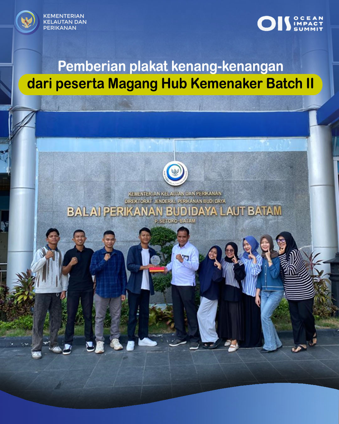 Pemberian plakat dari peserta Magang Hub Kemenaker Batch II