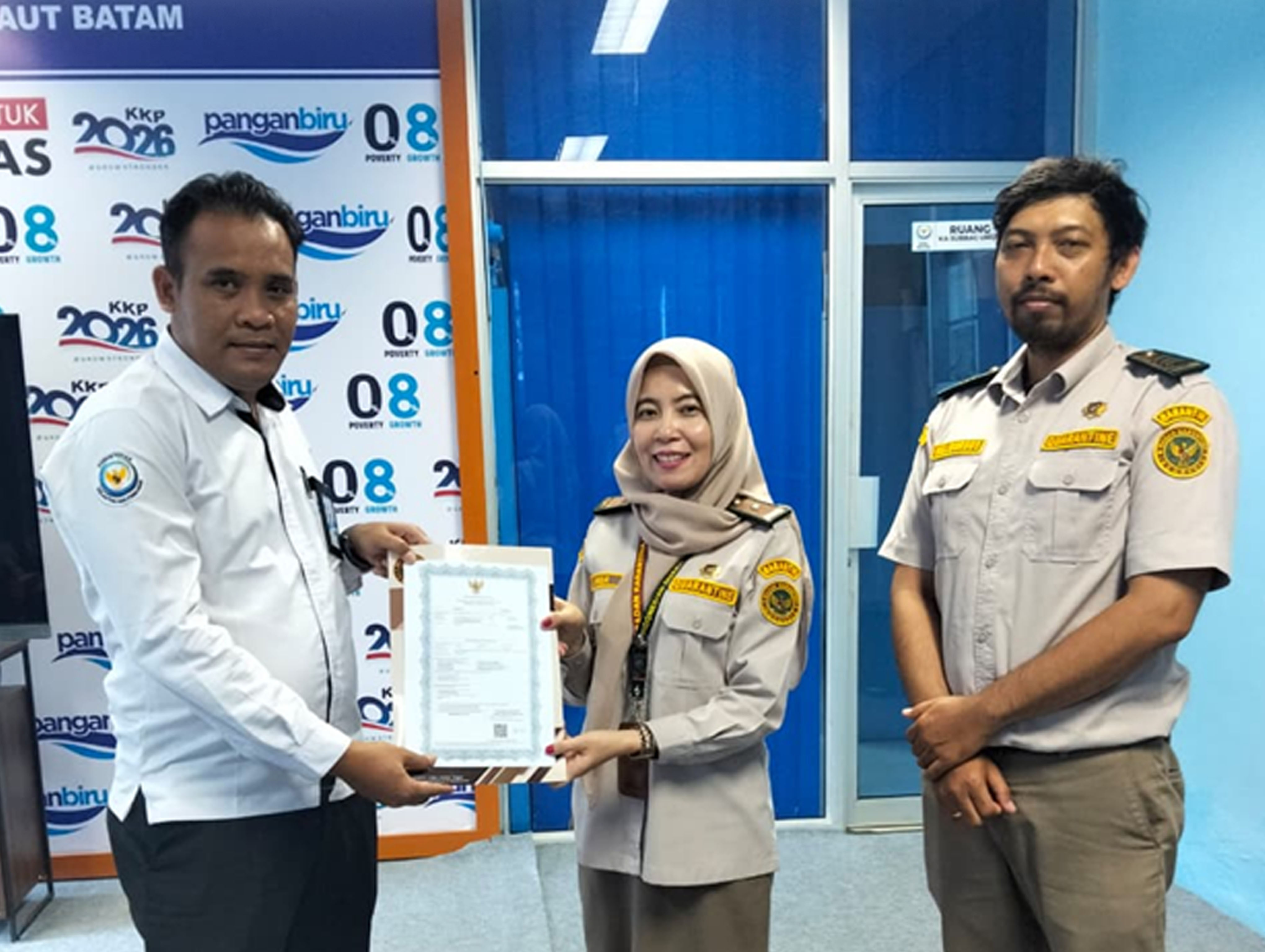 Kepala BPBL Batam, Bapak Ipong Adi Guna menerima Sertifikat Instalasi Karantina Ikan 2026