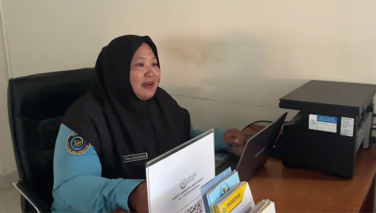 Petugas PPID melayani Permohonan Informasi